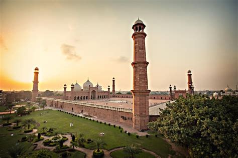 La Conquête Marathe de Lahore, bastion du pouvoir mogol face à la montée en puissance d’une nouvelle dynastie guerrière.